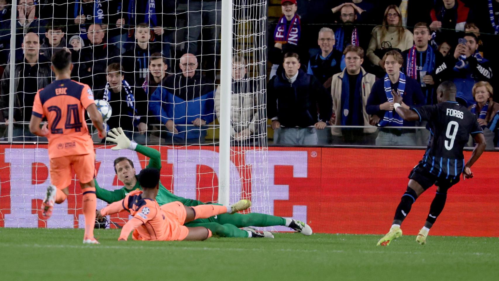 Carlos Forbs marca un gol en el Brujas-Barça