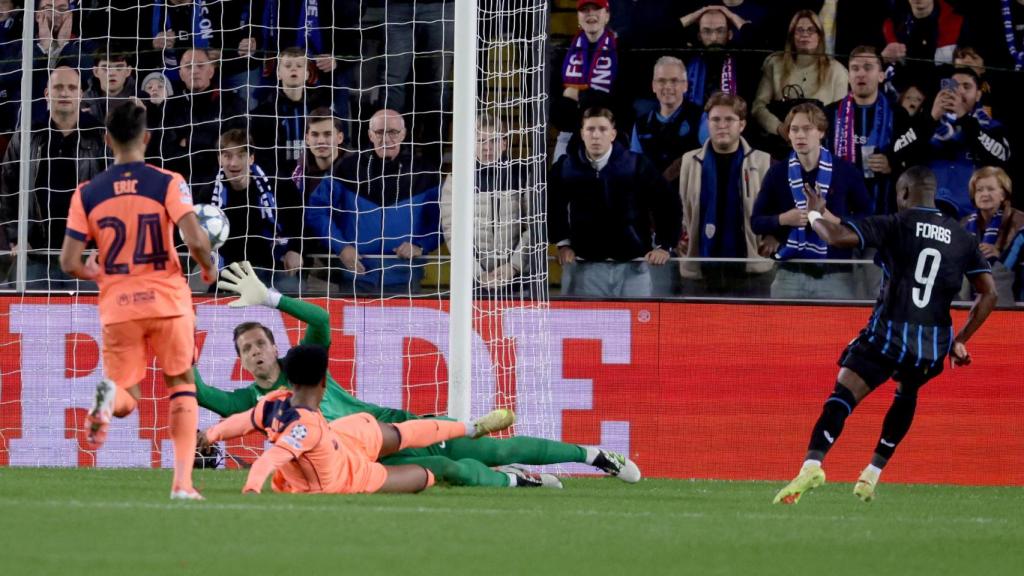 Carlos Forbs marca un gol en el Brujas-Barça