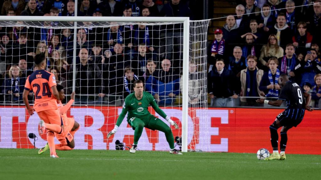Carlos Forbs es planta sol davant Wojciech Szczesny en el segon gol del Bruges al Barça