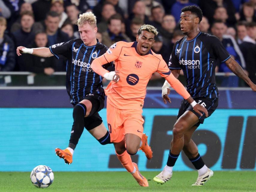 Lamine Yamal, derribat per dos jugadors del Bruges