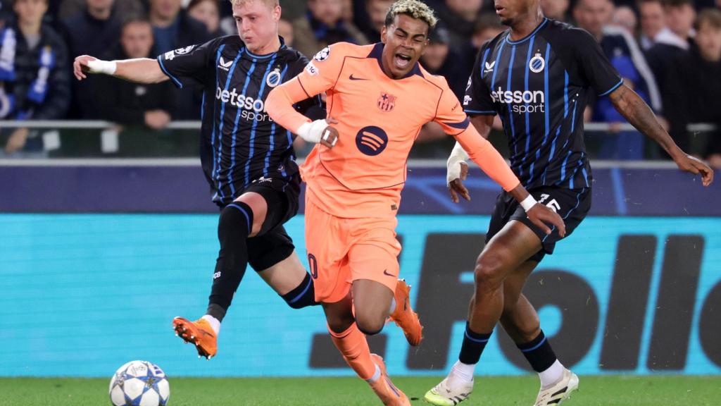 Lamine Yamal, derribado por dos jugadores del Brujas