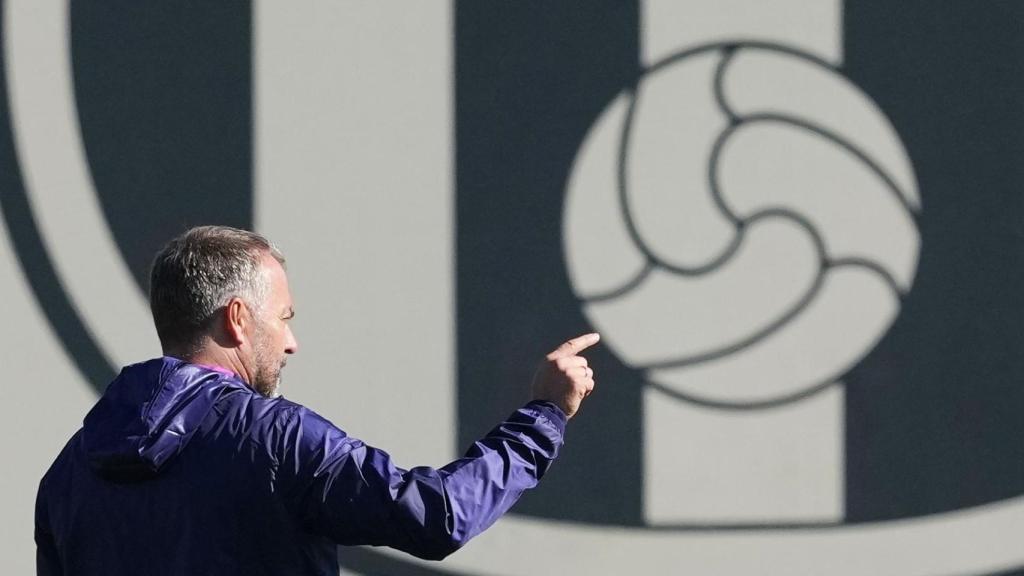 Hansi Flick, a l'entrenament previ al Bruges-Barça, amb l'escut del club blaugrana de fons