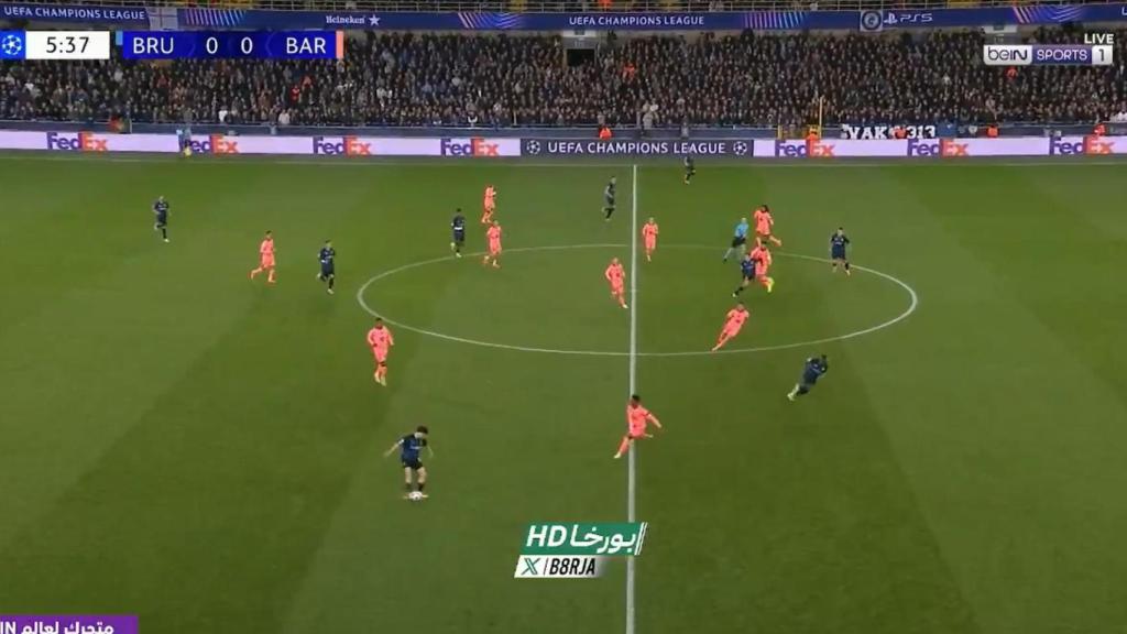 Jules Koundé rompe el fuera de juego de Carlos Forbs en el Brujas-Barça