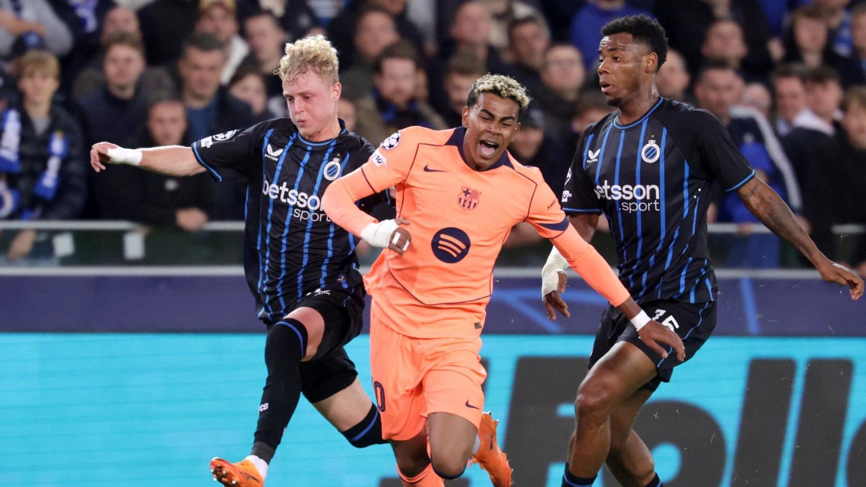 Lamine Yamal, derribado por dos jugadores del Brujas