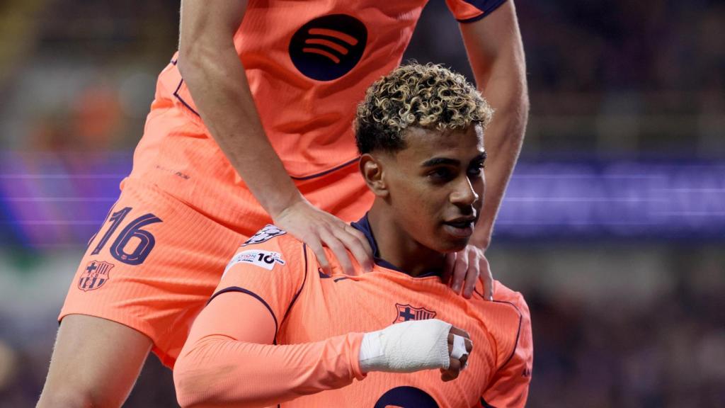 Lamine Yamal celebra su gol del empate a dos en el Brujas-Barça
