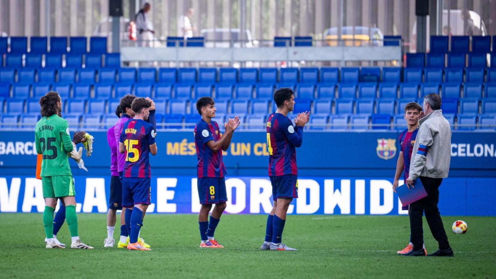 Los jugadores del Barça B agradecen el apoyo de la afición tras un partido de Segunda RFEF