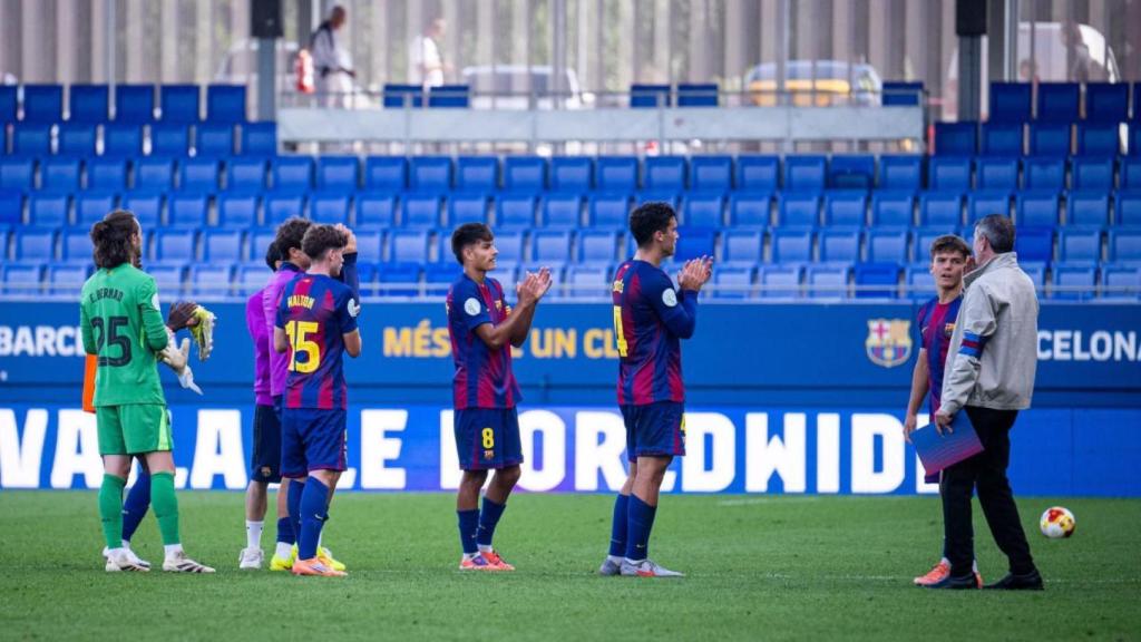 Los jugadores del Barça B agradecen el apoyo de la afición tras un partido de Segunda RFEF