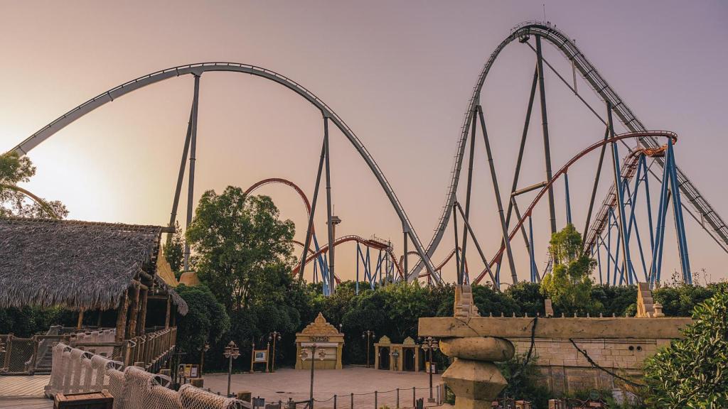 Vista de algunas de las atracciones de Port Aventura World