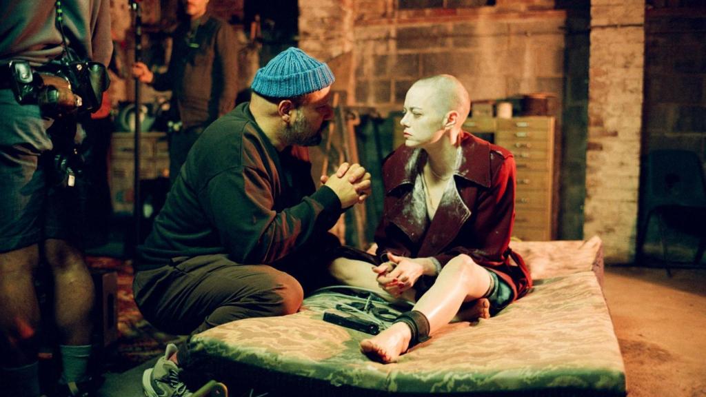 El director de 'Bugonia' dirigint a la actriz Enma Stone