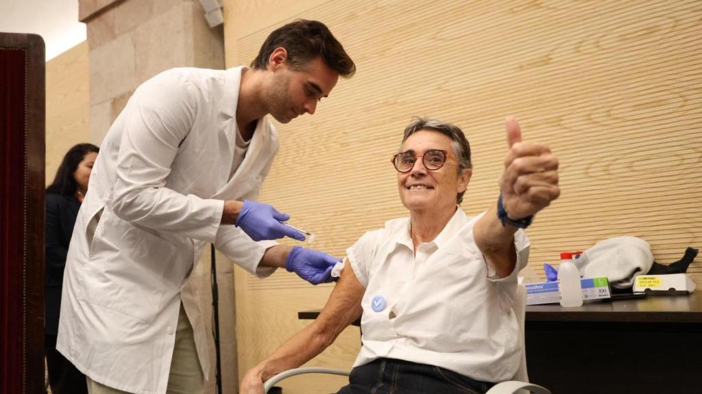 La 'consellera' de Salut, Olga Pané, se vacuna en el Parlament