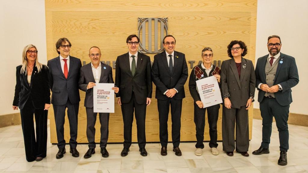 El presidente de la Generalitat, Salvador Illa, y el presidente del Parlament, Josep Rull, junto a otros miembros del Govern y de la Mesa del Parlament, en la jornada de vacunación de gripe y covid de la Cámara