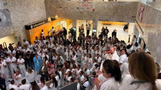 Concentración de trabajadores sanitarios en el Hospital Germans Trias i Pujol