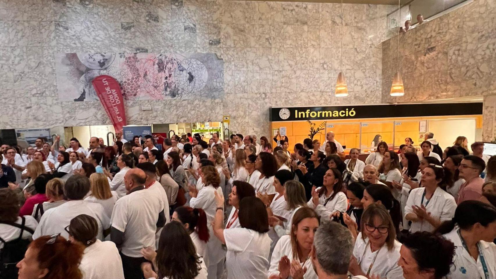Concentración de trabajadores sanitarios en el Hospital Germans Trias i Pujol