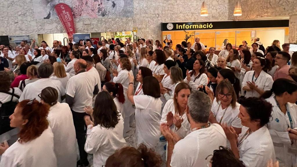 Concentración de trabajadores sanitarios en el Hospital Germans Trias i Pujol
