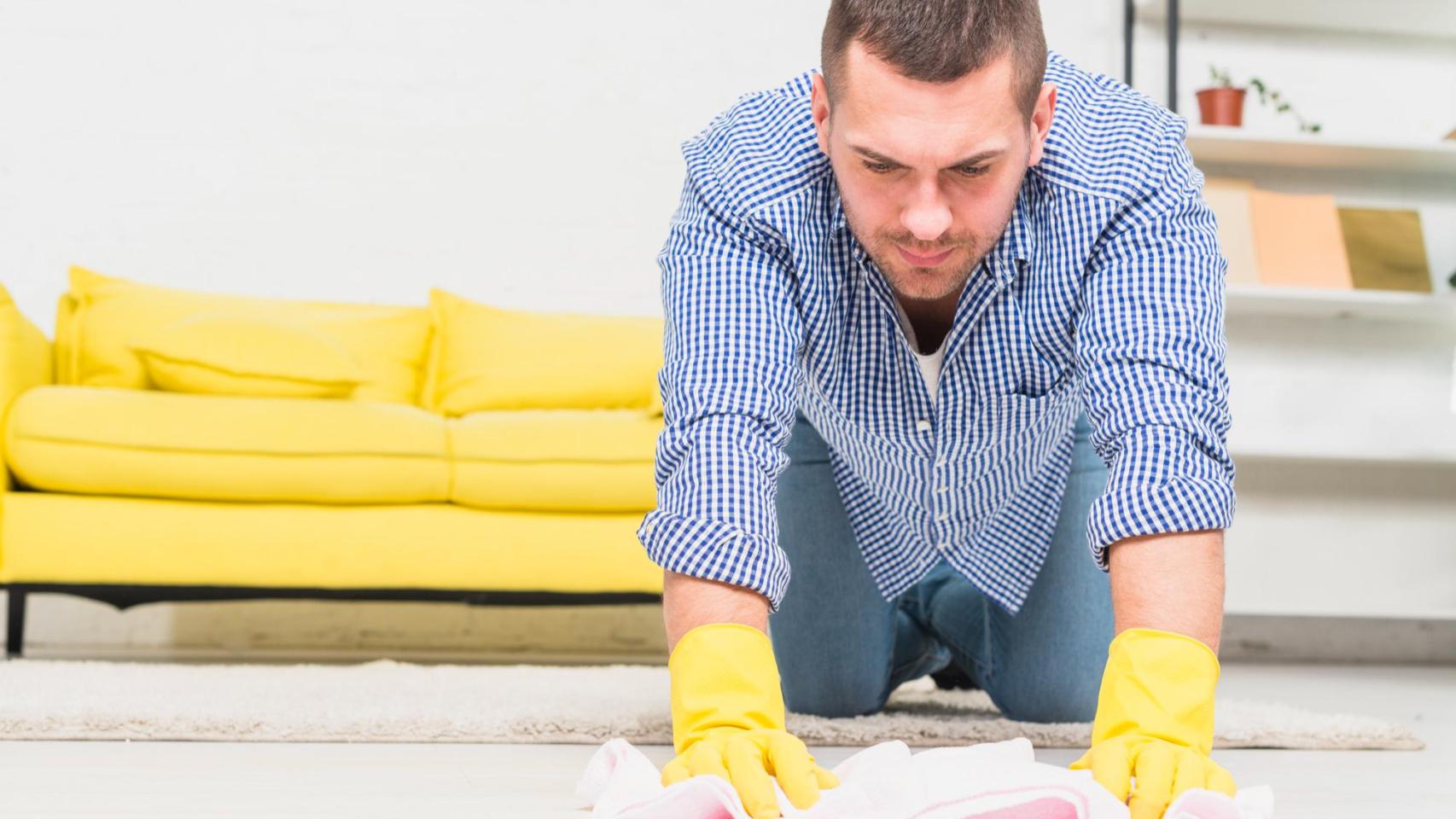 Hombre limpiando / Freepik