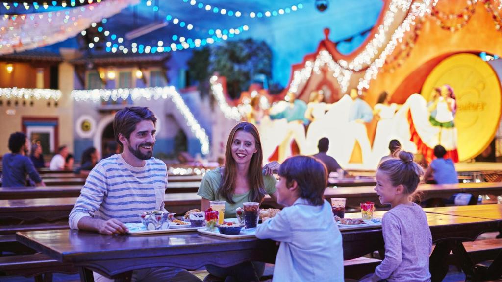 Una família rubricant una apassionant jornada al restaurant La Cantina de PortAventura Park