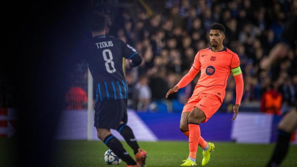 Ronald Araujo pasa el balón en el Brujas-Barça de Champions League