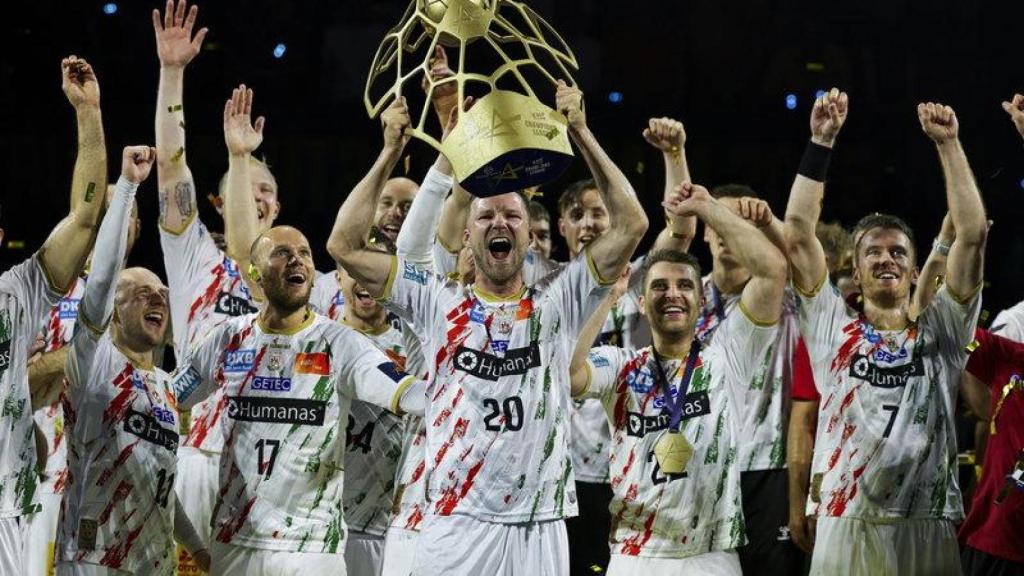 Los jugadores del Magdeburgo levantan el título de la Champions League 2024-25