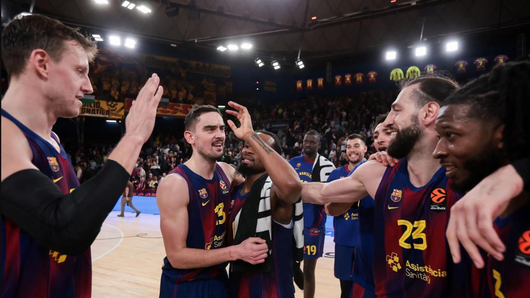 Los jugadores del Barça de basket celebran la victoria contra el Olimpia Milano
