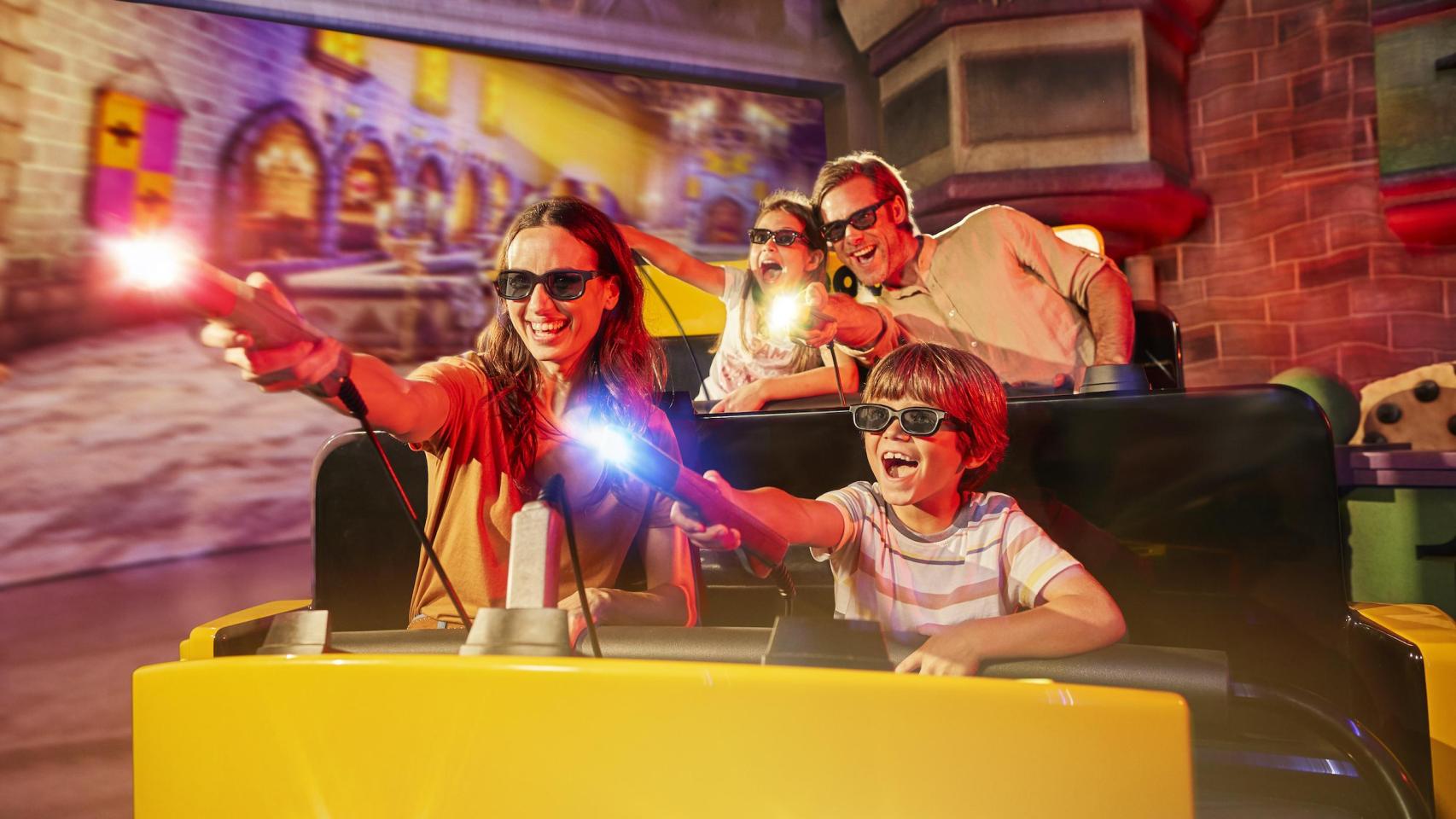 Una familia disfrutando de la atracción 'Street Mission' de SésamoAventura en PortAventura Park