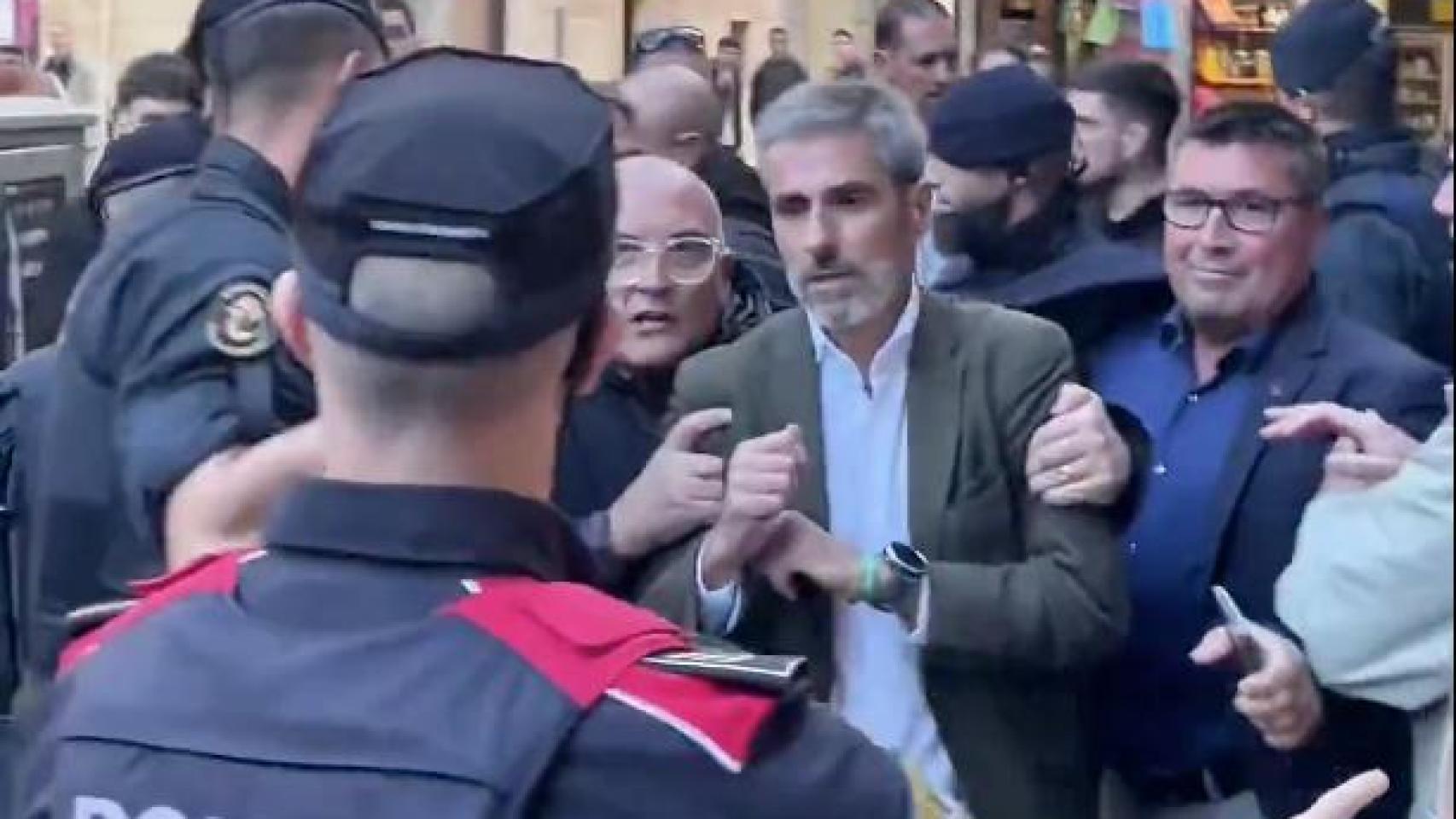 Un grupo de radicales intenta agredir al concejal de Vox Gonzalo de Oro en Barcelona