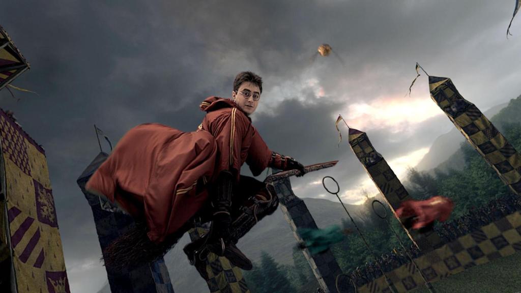 Harry Potter jugando al quidditch