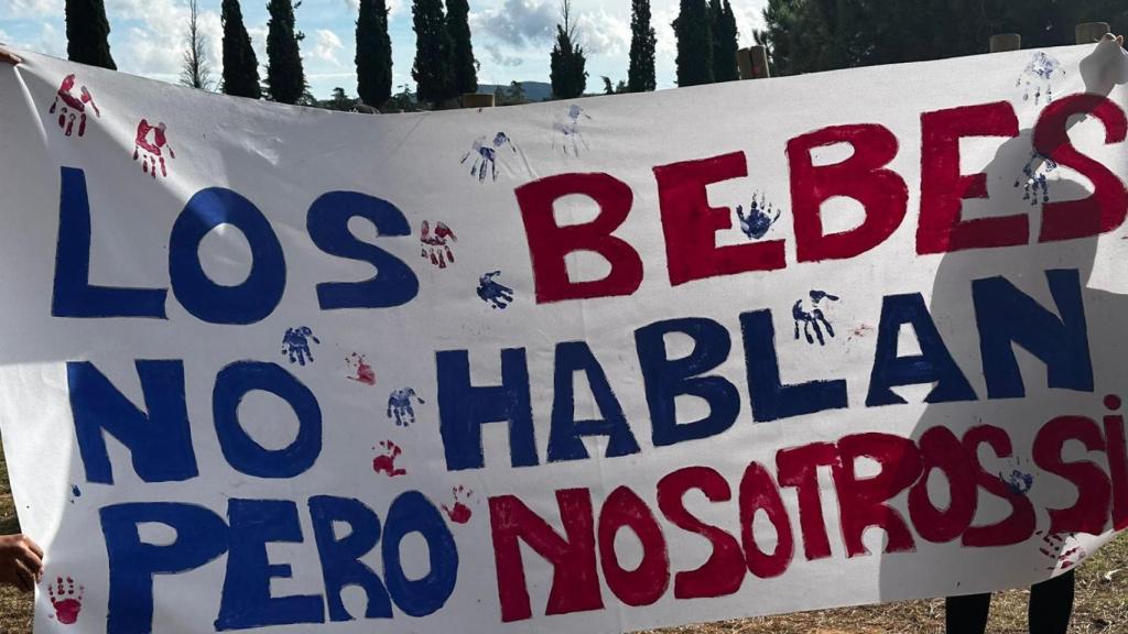 Pancarta de la manifestación con el lema: Los bebes no hablan pero nosotros si