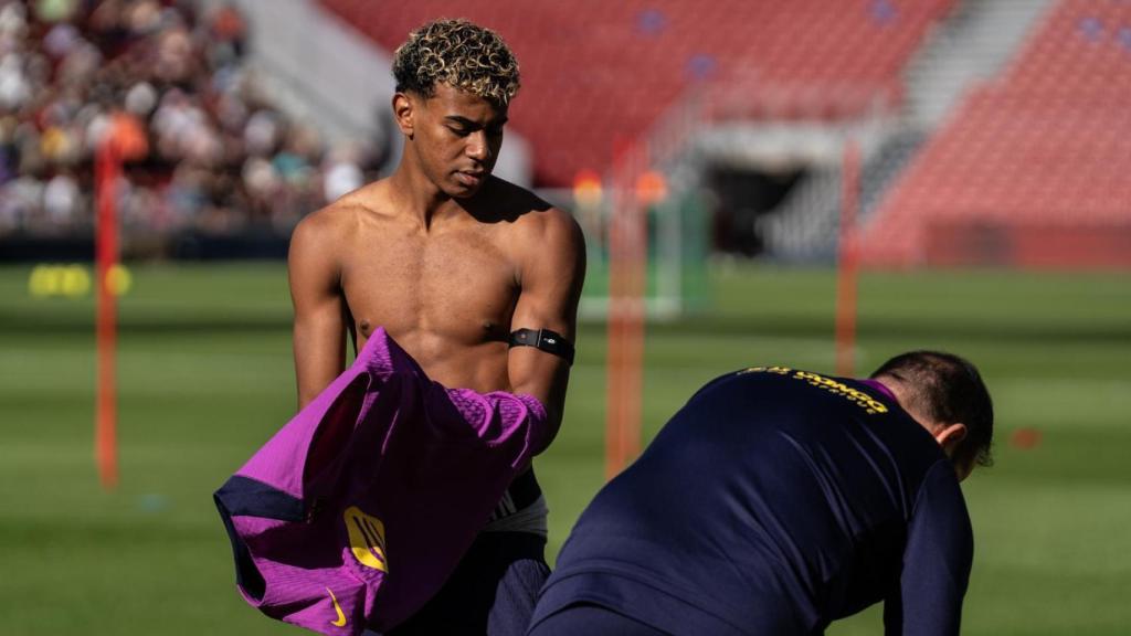 Lamine Yamal, sin camiseta, en el entrenamiento del primer equipo del Barça en el Camp Nou