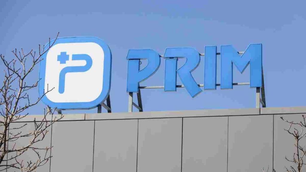 Logo de Grupo Prim en una de les fàbriques