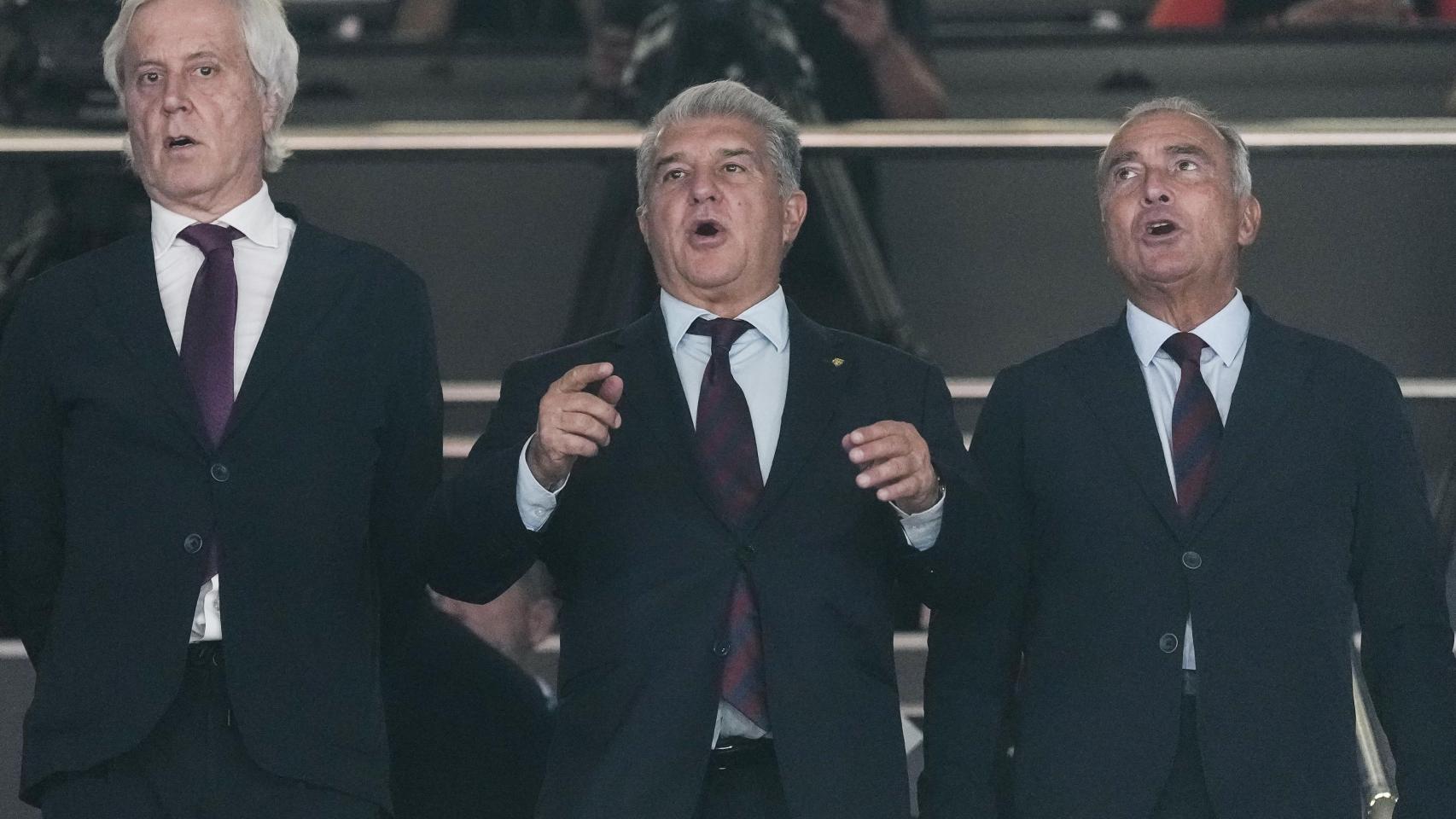 Josep Cubells, Joan Laporta y Rafa Yuste asisten a la derrota del Barça de basket en el clásico de Euroliga contra el Real Madrid