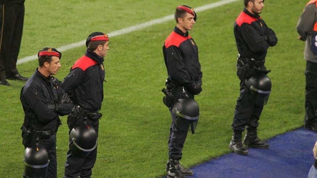 Mossos, en el Camp Nou