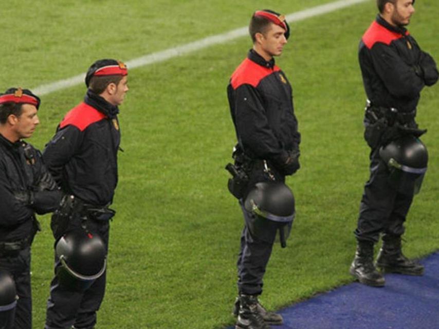 Mossos, en el Camp Nou