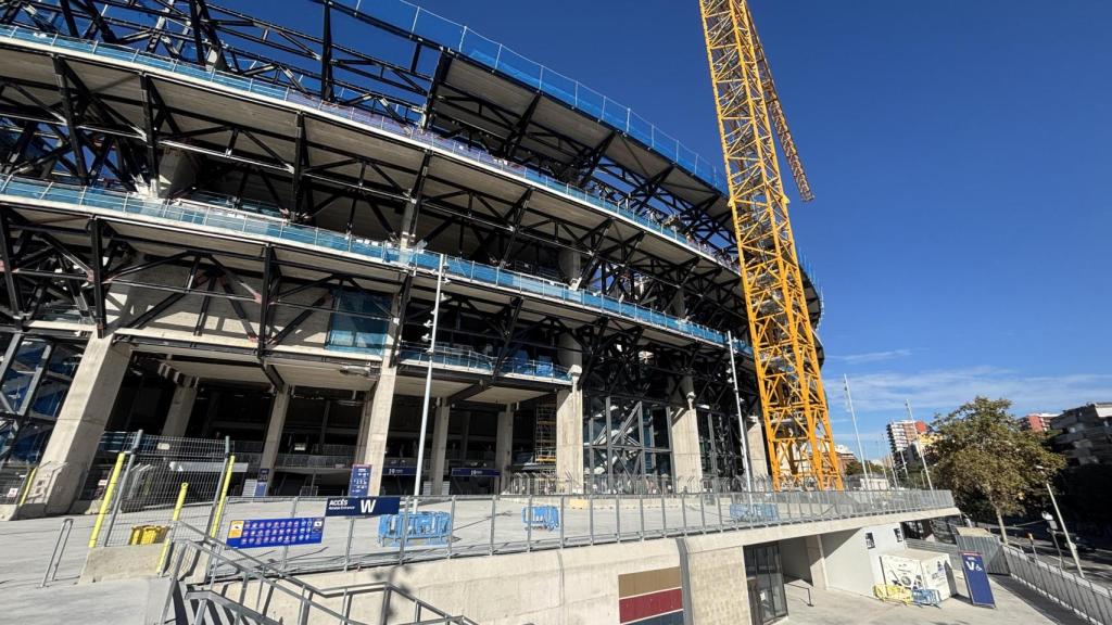 Las obras del Camp Nou desde el exterior, todavía con escombros