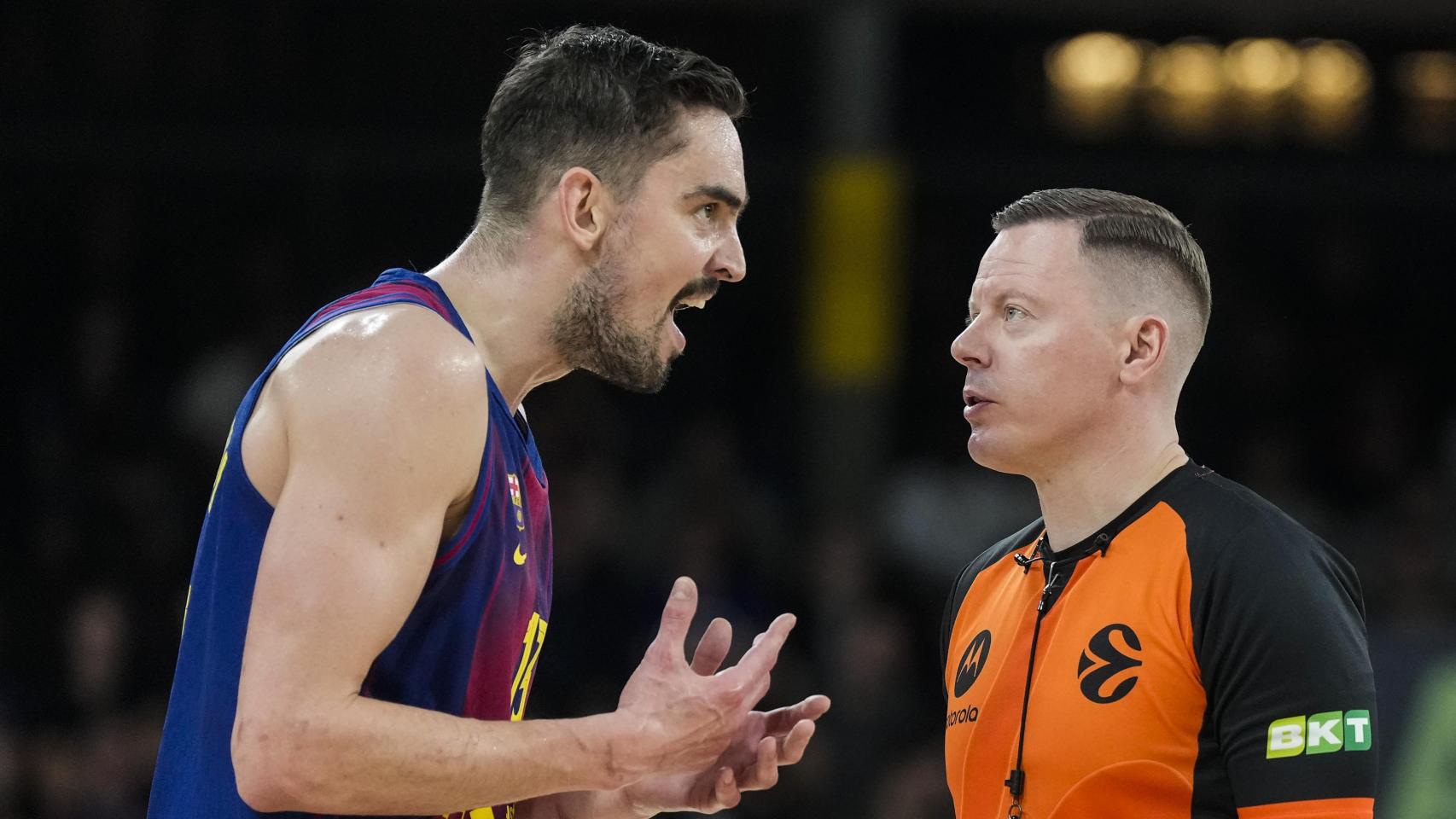 Tomas Satoransky protesta al árbitro en el clásico de Euroliga Barça de basket-Real Madrid