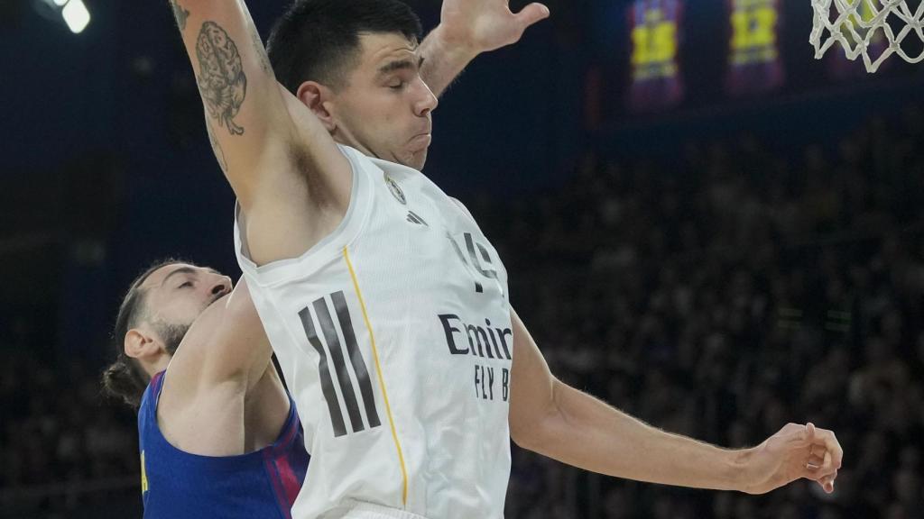 Gabriel Deck realiza un mate, defendido por 'Toko' Shengelia en el Barça de basket-Real Madrid