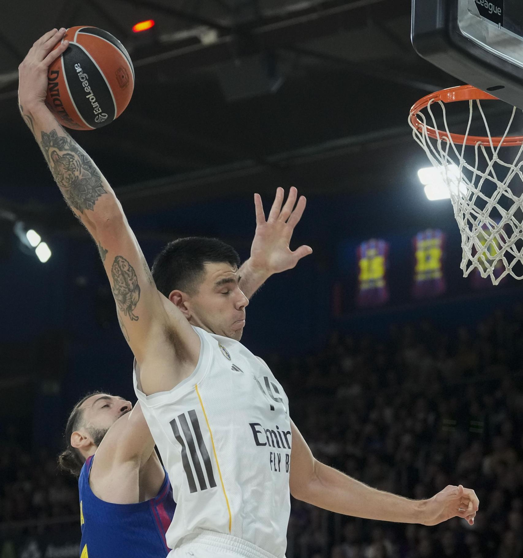 Gabriel Deck fa un esmaixada, defensat per Toko Shengelia en el Barça de bàsquet-Reial Madrid