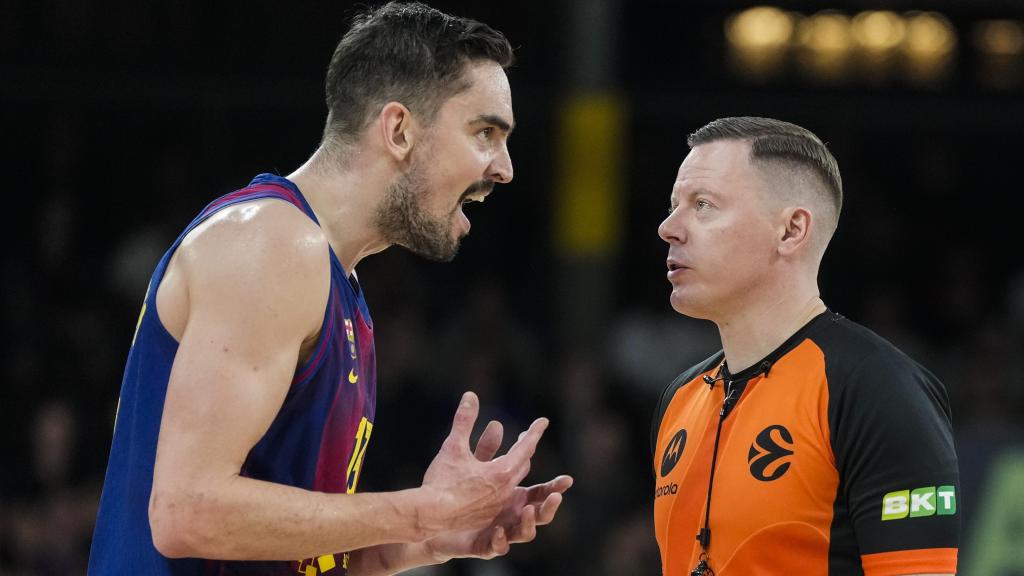 Tomas Satoransky protesta a l'àrbitre en el clàssic d'Eurolliga Barça de bàsquet-Real Madrid