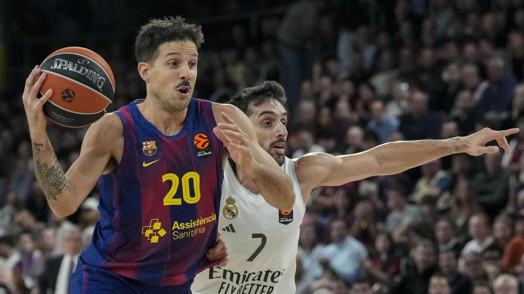 Nico Laprovittola penetra a cistella, perseguit per Facu Campazzo