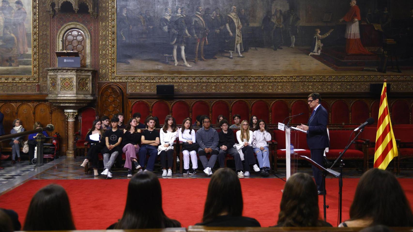 El presidente de la Generalitat, Salvador Illa, se dirige a estudiantes de institutos en la Universitat de Barcelona por el 50 aniversario de la muerte de Francisco Franco