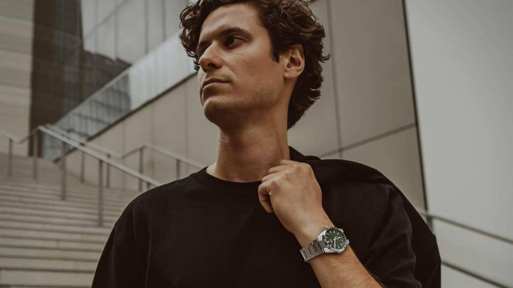 Hombre con un reloj automático