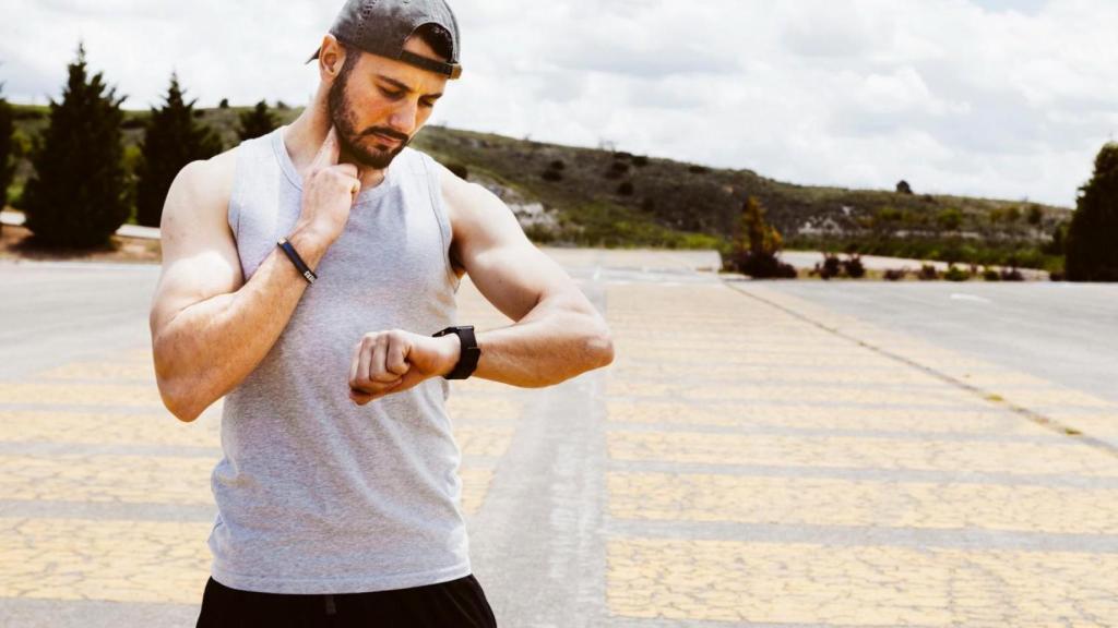 Corredor comprueba su pulso tras el entrenamiento
