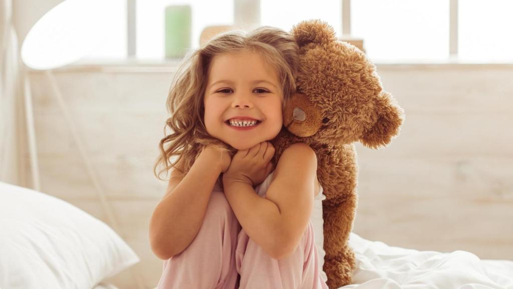 Niña abrazada a su osito