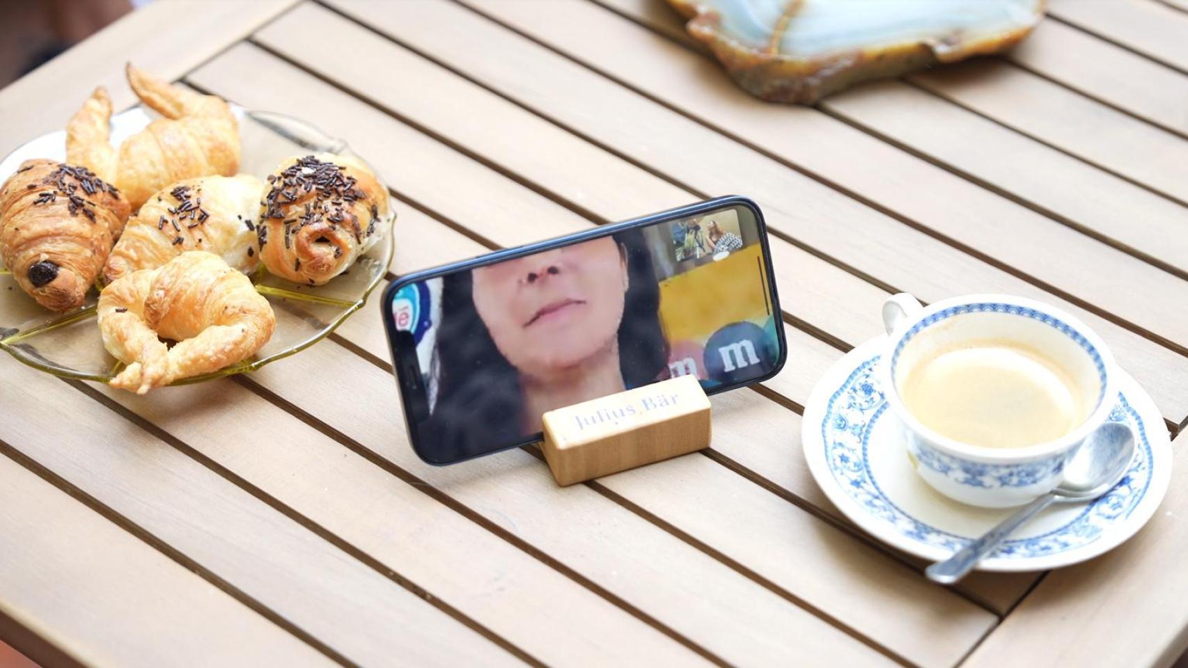 Sandra -nombre falso-, la madre que huye de servicios sociales con su hija recién nacida, en videollamada con Crónica Global