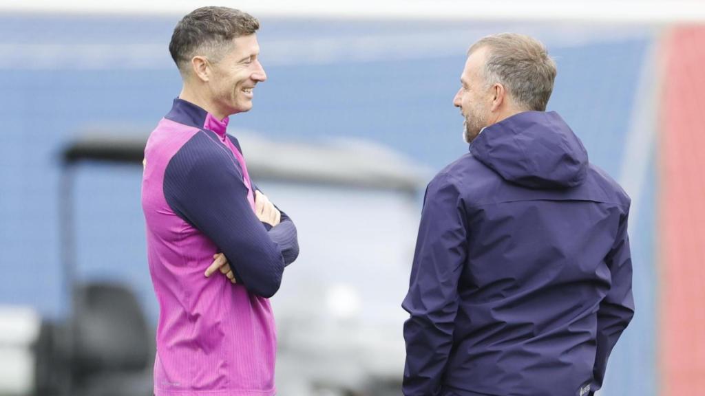 Hansi Flick parla amb Lewandowski abans del Celta-Barça