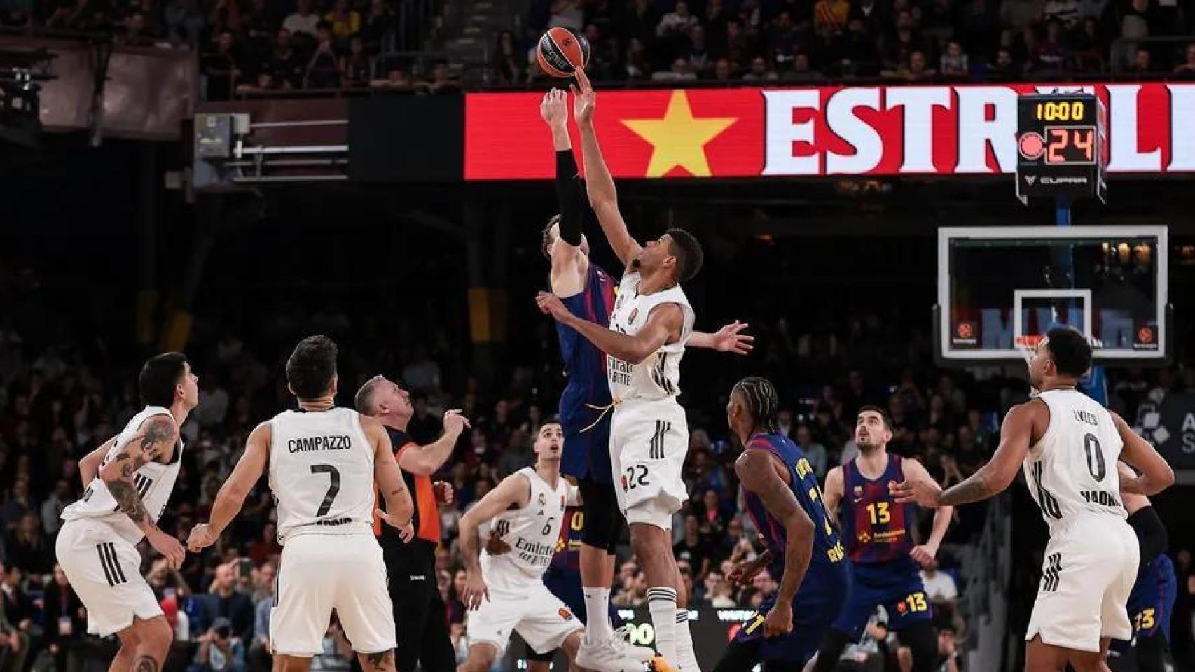 Jan Vesely y Edy Tavares luchan por la pelota al inicio del Barça de basket-Real Madrid de basket en el Palau