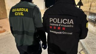 Un agente de la Guardia Civil y otro de los Mossos d'Esquadra