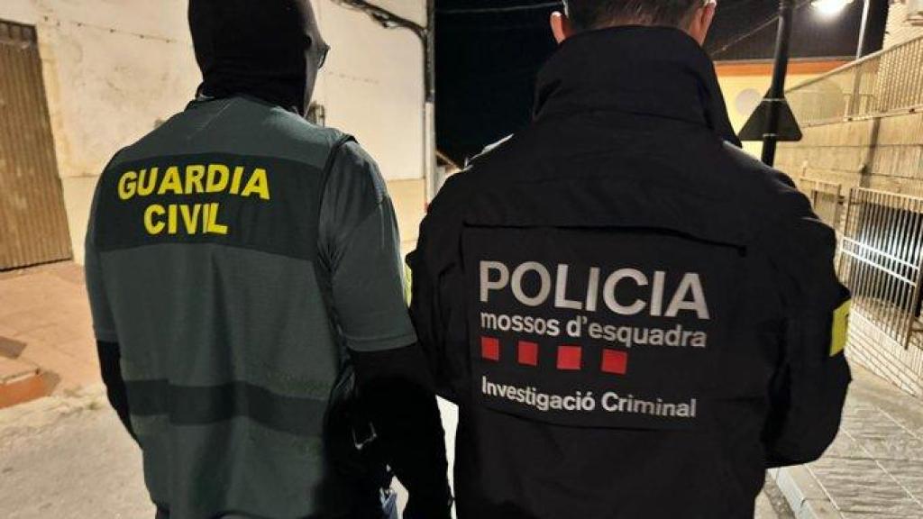 Un agente de la Guardia Civil y otro de los Mossos d'Esquadra