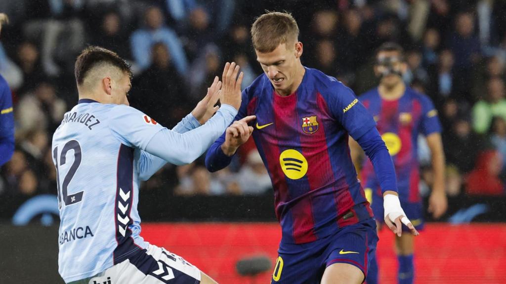 Dani Olmo controla una pilota durant el Celta-Barça