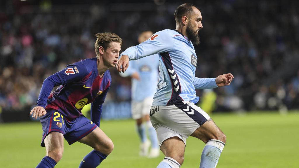 Frenkie de Jong, encarregat de defensar Borja Iglesias durant el Celta-Barça
