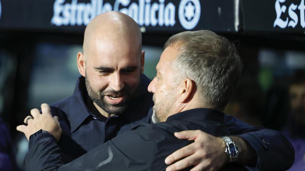 Hansi Flick saluda a Claudi Giráldez antes del Celta-Barça